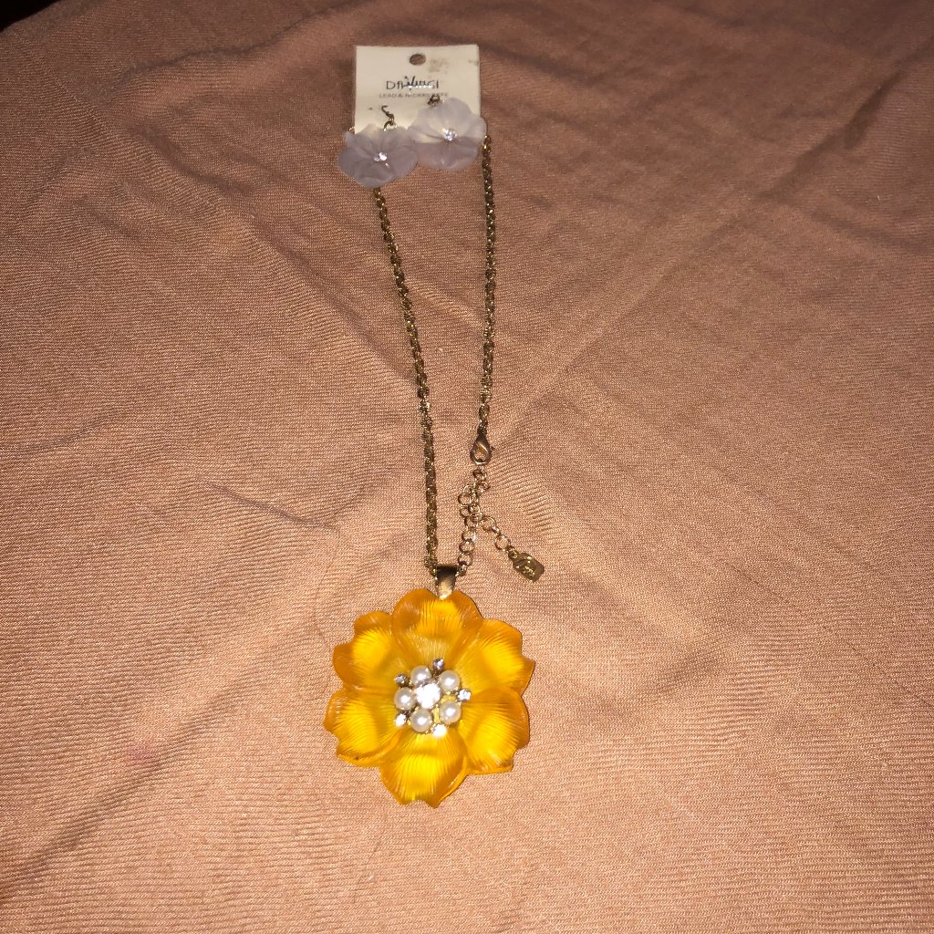 Davinci Flower Earrings Necklace Pendant Nwt 11$